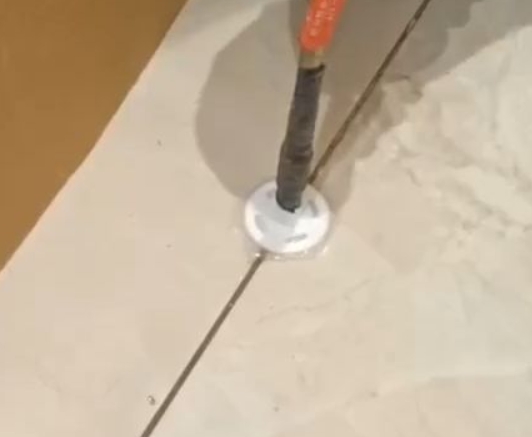 乌尔禾瓷砖空鼓维修公司专业解答瓷砖在铺贴过程中，如果没有涂抹均匀到位的粘结材料（如水泥砂浆或瓷砖胶），可能会导致以下问题